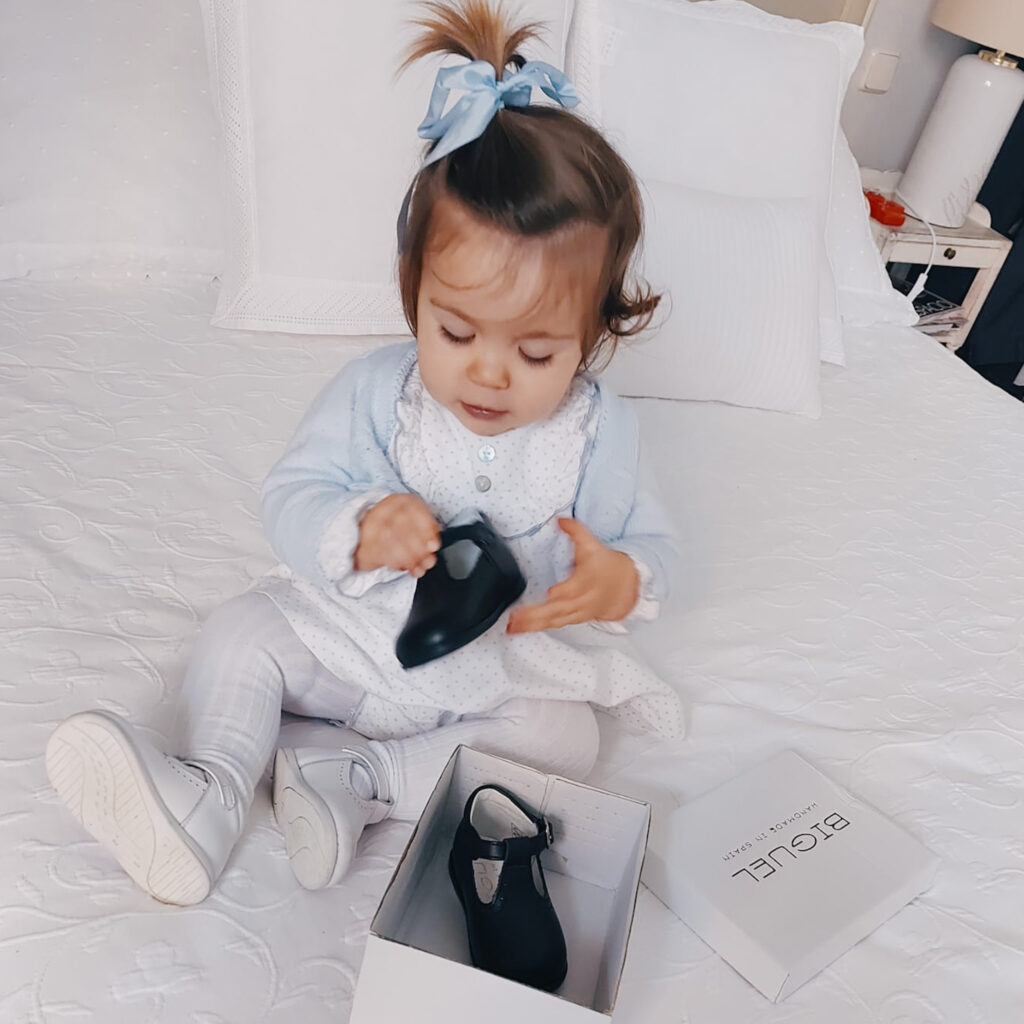 Zapatos pepitos piel blanco celeste Biguel