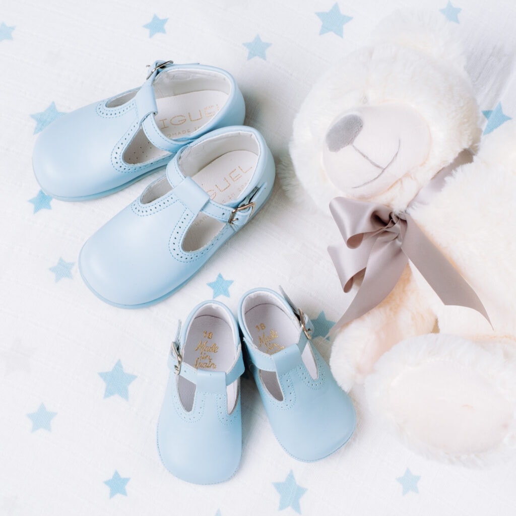 Zapatos pepitos piel azul celeste Biguel
