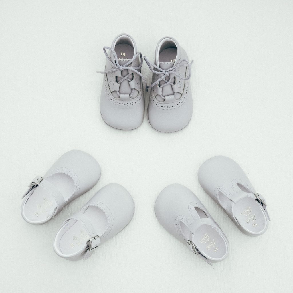 Botas bebe sin suela cordones gris