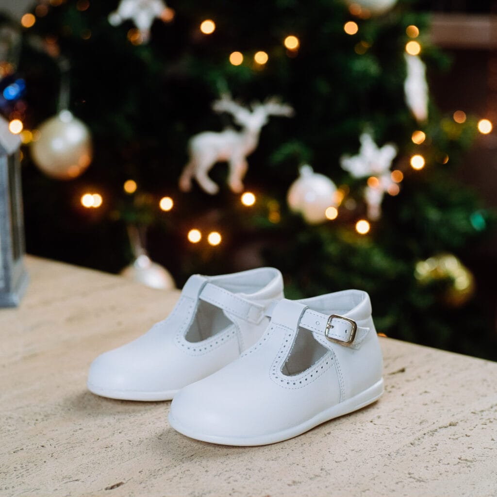 Zapatos pepitos piel blanco Biguel